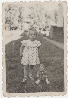 Dwuletnia Basia ze swoją lalką