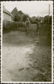 [Chłopcy na rowerach]