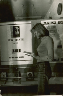 [Bibliotekarka Maria Piątkowska w pracy. 4]