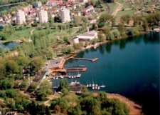 [Restauracja "Przystań" nad jeziorem Ukiel w Olsztynie z lotu ptaka]