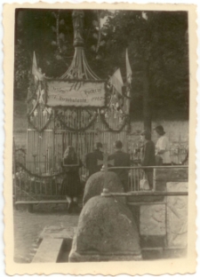 [Zejście do Cudownego Źródełka oraz kapliczka podczas obchodów 70-tej rocznicy Objawień w Gietrzwałdzie]