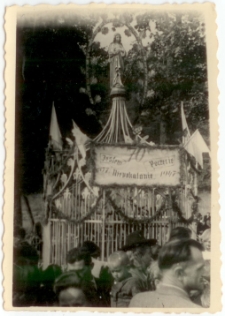 [Pielgrzymi przy kapliczce podczas obchodów 70-tej rocznicy Objawień w Gietrzwałdzie. 1]