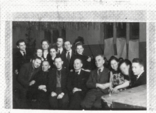[Członkowie kółka teatralnego przy Olsztyńskich Zakładach Graficznych]