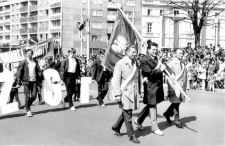 [Pracownicy Olsztyńskich Zakładów Graficznych w pochodzie pierwszomajowym. 4]