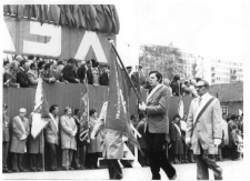 [Pracownicy Olsztyńskich Zakładów Graficznych w pochodzie pierwszomajowym. 8]