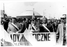 [Pracownicy Olsztyńskich Zakładów Graficznych w pochodzie pierwszomajowym. 9]