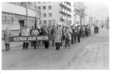 [Pracownicy Olsztyńskich Zakład&oacute;w Graficznych w pochodzie pierwszomajowym. 14]