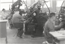 [Pracownicy Oddziału Składu Maszynowego Olsztyńskich Zakładów Graficznych przy pracy]