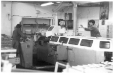 [Pracownicy Wydziału Introligatorni Olsztyńskich Zakładów Graficznych przy pracy]