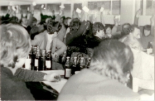 Widok na salę obrad - delegaci mandatami aprobują zatwierdzenie porządku dziennego obrad