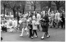 [Pracownicy Olsztyńskich Zakładów Graficznych w pochodzie pierwszomajowym. 16]