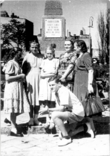 [Zdjęcie rodzinne przy pomniku bojowników o polskość Warmii i Mazur w Olsztynie]