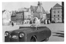 [W samochodziku dziecięcym na placu Świerczewskiego w Olsztynie]