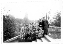 [Widok na zamek olsztyński ze schodów przy kościele garnizonowym]