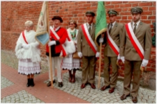 Poczet sztandarowy Związku Kurpiów na Warmii i Mazurach. [1]