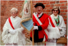 Poczet sztandarowy Związku Kurpiów na Warmii i Mazurach. [2]