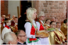 Kurpianki z darami dla nowo wybranego metropolity archidiecezji warmińskiej