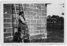 Zofia Prusik przed domem w Baranowie k. Ostrołęki. 1