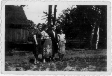 Zofia Prusik z rodziną przed domem w Baranowie k. Ostrołęki