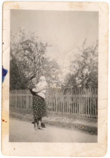 Zofia Prusik przed domem w Baranowie k. Ostrołęki. 2