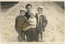 Zofia Prusik z najmłodszymi członkami rodziny Prusików