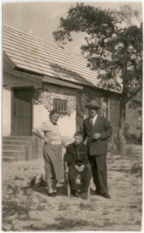 Zofia, Bolesław i Jan Prusik przed domem w Baranowie k. Ostrołęki