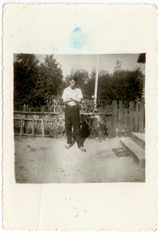 Jan Prusik przy wejściu do domu rodzinnego w Baranowie