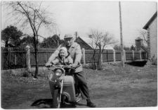 Bolesław Prusik z wnuczką w Baranowie. [1]