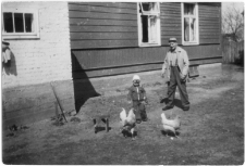 Bolesław Prusik z wnuczką w Baranowie. [2]