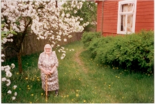 Zofia Prusik przed domem w Baranowie k. Ostrołęki. [3]