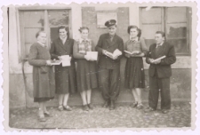 [Bibliotekarze i aktyw czytelniczy przed punktem bibliotecznym w Kisinach]