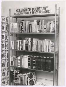 [Księgozbiór podręczny w Gromadzkiej Bibliotece Publicznej w Henrykowie]