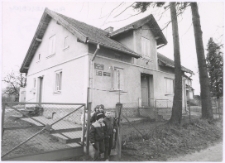 [Młodzi czytelnicy przed Gminną Biblioteką Publiczną w Orzynach]