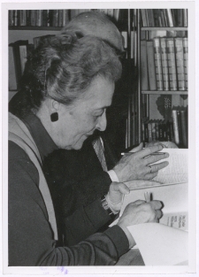 [Spotkanie autorskie z Aliną i Czesławem Centkiewiczami w Miejskiej Bibliotece Publicznej w Mrągowie. 1]