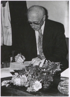 [Czesław Centkiewicz na spotkaniu autorskim w Miejskiej Bibliotece Publicznej w Mrągowie]