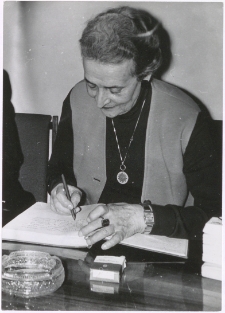 [Alina Centkiewiczowa na spotkaniu autorskim w Miejskiej Bibliotece Publicznej w Mrągowie]