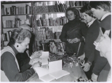 [Spotkanie autorskie z Aliną i Czesławem Centkiewiczami w Miejskiej Bibliotece Publicznej w Mrągowie. 4]