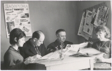 [Czytelnicy w czytelni czasopism Gromadzkiej Biblioteki w Rybnie]