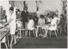 [Słuchaczki Państwowego Ośrodka Kształcenia Korespondencyjnego Bibliotekarzy na praktykach w Węgorzewie]