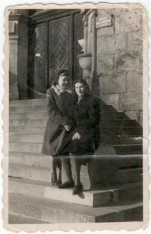 [Mieszkanki Olsztyna na schodach ratusza - ówczesnej siedziby Miejskiej Rady Narodowej]