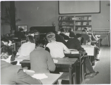 [Czytelnia czasopism Wojewódzkiej i Miejskiej Biblioteki Publicznej w Olsztynie w Starym Ratuszu. 4]