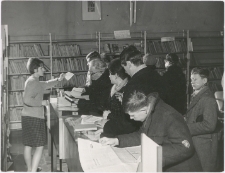 [Czytelnicy w wypożyczalni dla dorosłych Wojewódzkiej i Miejskiej Biblioteki Publicznej w Olsztynie przy ul. Limanowskiego – filia nr 3]