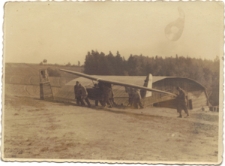 [Przenoszenie szybowca z hangaru na lotnisko]