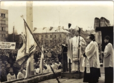 [Poświęcenie sztandaru Solidarności Rominckiego Kombinatu Rolnego na placu Zwycięstwa w Gołdapi. 26.04.1981 r. 5]