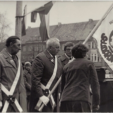 [Poświęcenie sztandaru Solidarności Rominckiego Kombinatu Rolnego na placu Zwycięstwa w Gołdapi. 26.04.1981 r. 7]