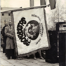 [Poświęcenie sztandaru Solidarności Rominckiego Kombinatu Rolnego na placu Zwycięstwa w Gołdapi. 26.04.1981 r. 10]