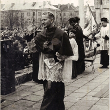[Poświęcenie sztandaru Solidarności Rominckiego Kombinatu Rolnego na placu Zwycięstwa w Gołdapi. 26.04.1981 r. 12]