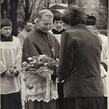 [Poświęcenie sztandaru Solidarności Rominckiego Kombinatu Rolnego na placu Zwycięstwa w Gołdapi. 26.04.1981 r. 13]