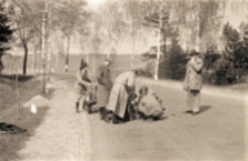 [Motocykliści Zrzeszenia Sportowego "Kolejarz" Olsztyn, naprawa sprzętu na trasie]