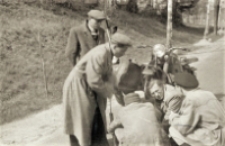 [Sekcja motorowa Zrzeszenia Sportowego "Kolejarz" Olsztyn, naprawa motocykla na trasie]